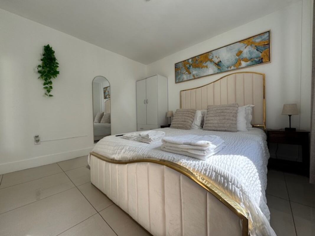  Guest Room(Single Bed)  -  Modern Bedroom in Central Miami  - Gallery -  1