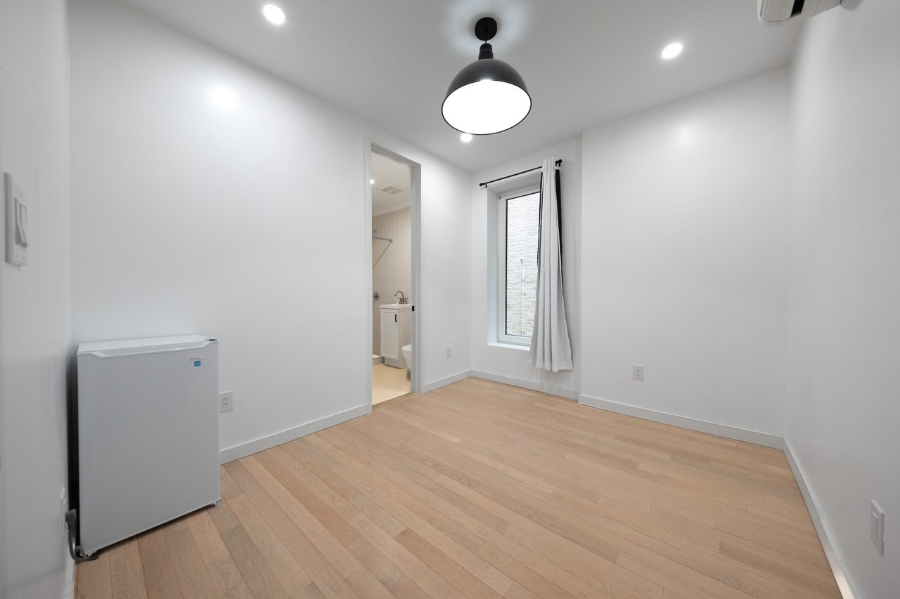  #1898: Ditmas Park - Queen Bedroom B  -  #1898: Ditmas Park  - Gallery -  15