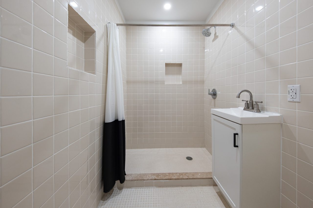 #1899: Ditmas Park - Queen Bedroom A - #1899: Ditmas Park - Gallery - 12