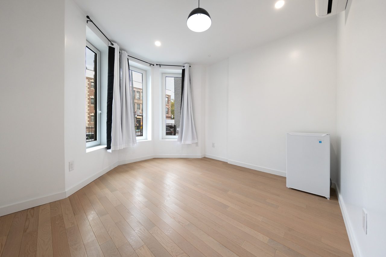 #1899: Ditmas Park - Queen Bedroom A - #1899: Ditmas Park - Gallery - 16