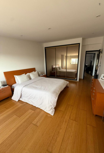 Bright Double Bedroom close to Carcavelos/Parede