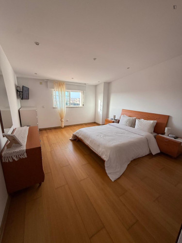 Bright Double Bedroom close to Carcavelos/Parede