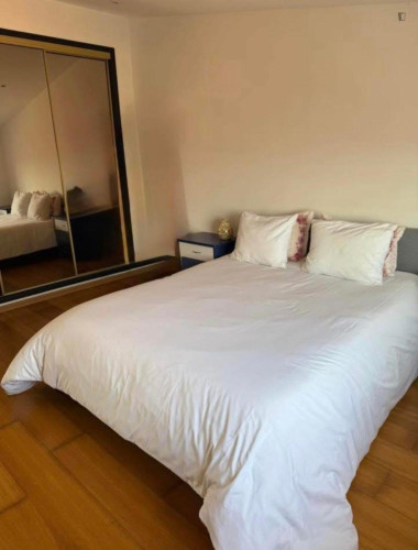 Captivating Double Bedroom close to Carcavelos/Parede.