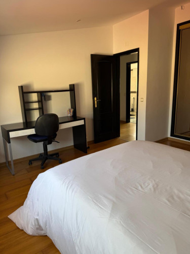 Captivating Double Bedroom close to Carcavelos/Parede.