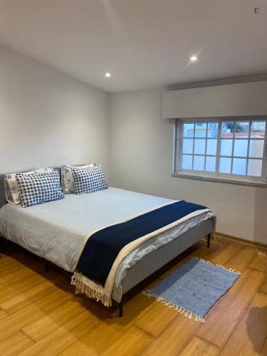 Captivating Double Bedroom close to Carcavelos/Parede.