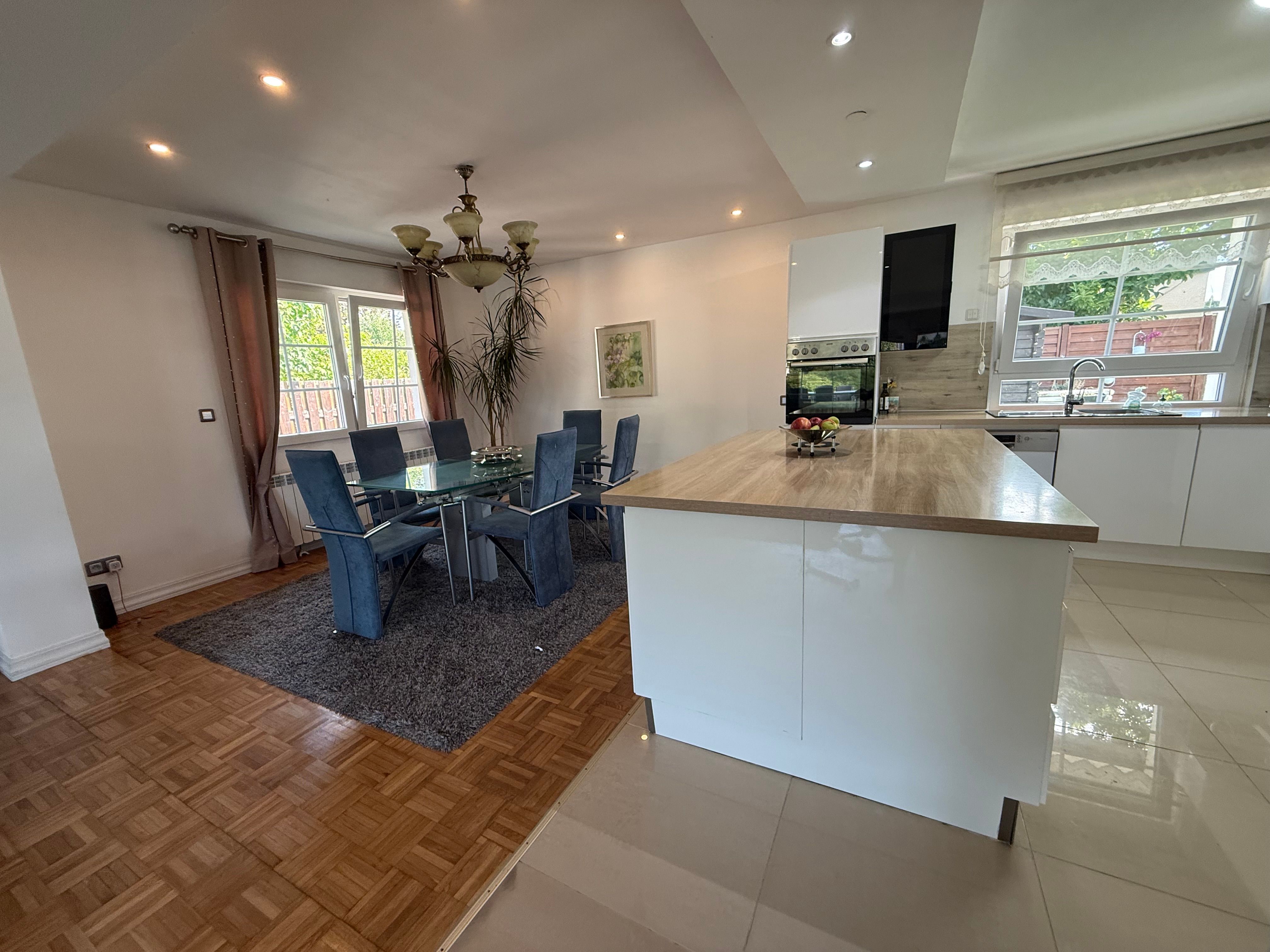  Charming Family Home With Garden And Balcony In A Quiet Residential Area  -  Charming Family Home with Garden and Balcony in a Quiet Residential Area  - Gallery -  22