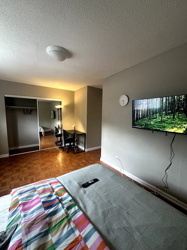  303 - Premium Deluxe  -  Flex Room - 11 Avenue SW & 19 Street SW  - Gallery -  3