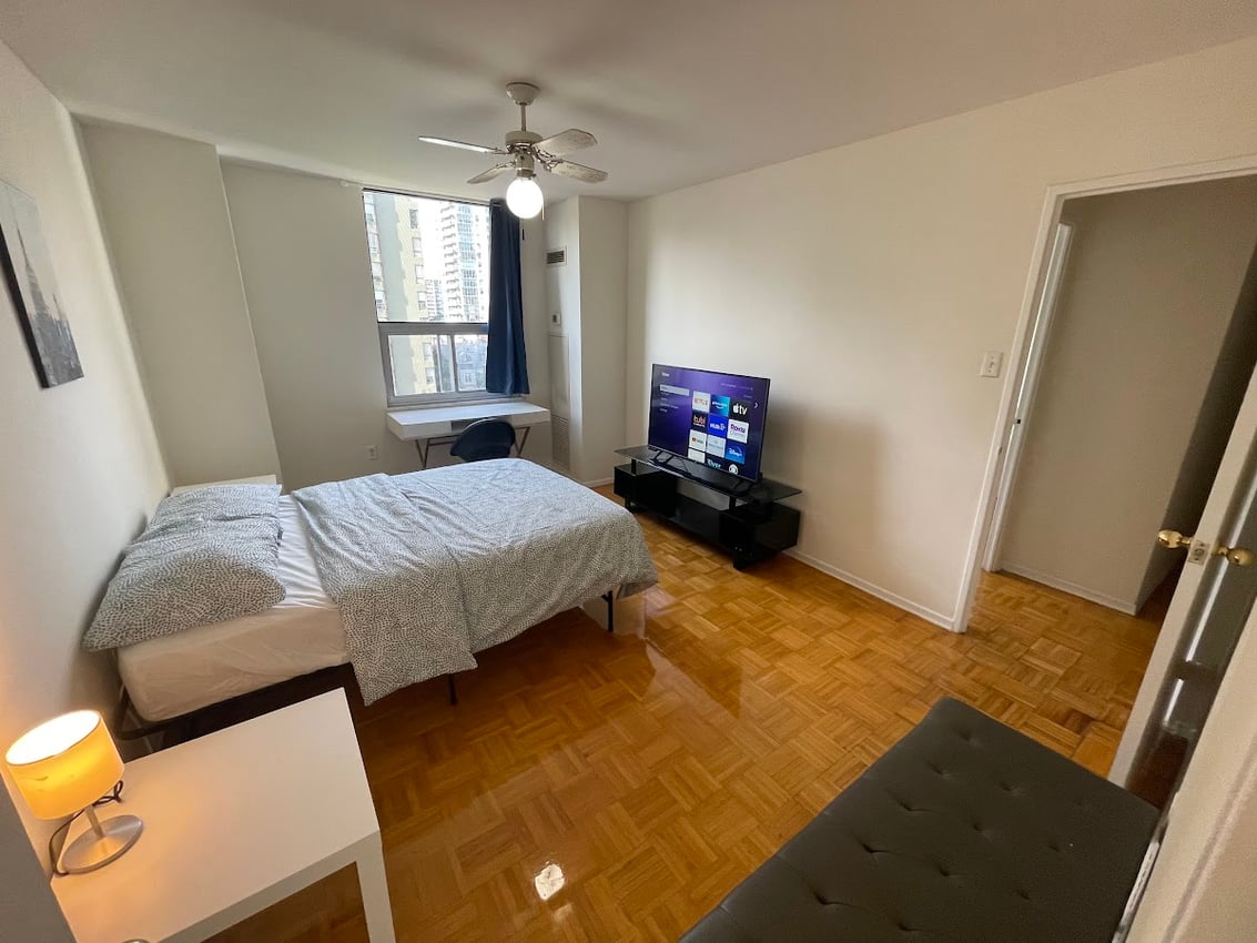  84 - Deluxe Room With Powder Room  -  Flex Room - Carlton St & Homewood Ave  - Gallery -  6