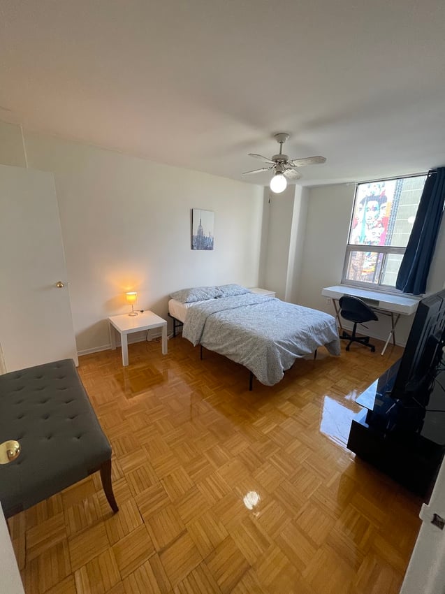  84 - Deluxe Room With Powder Room  -  Flex Room - Carlton St & Homewood Ave  - Gallery -  7