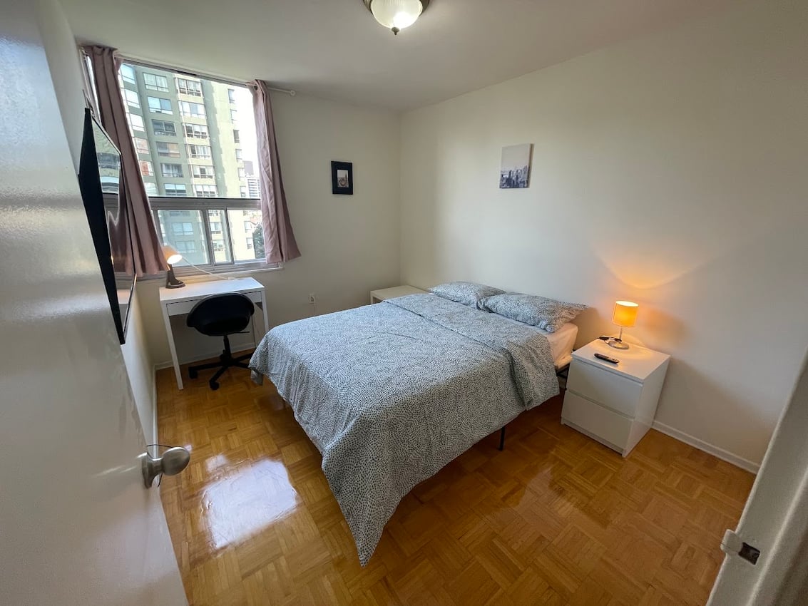 85 - Deluxe Room - Flex Room - Carlton St & Homewood Ave - Gallery - 2