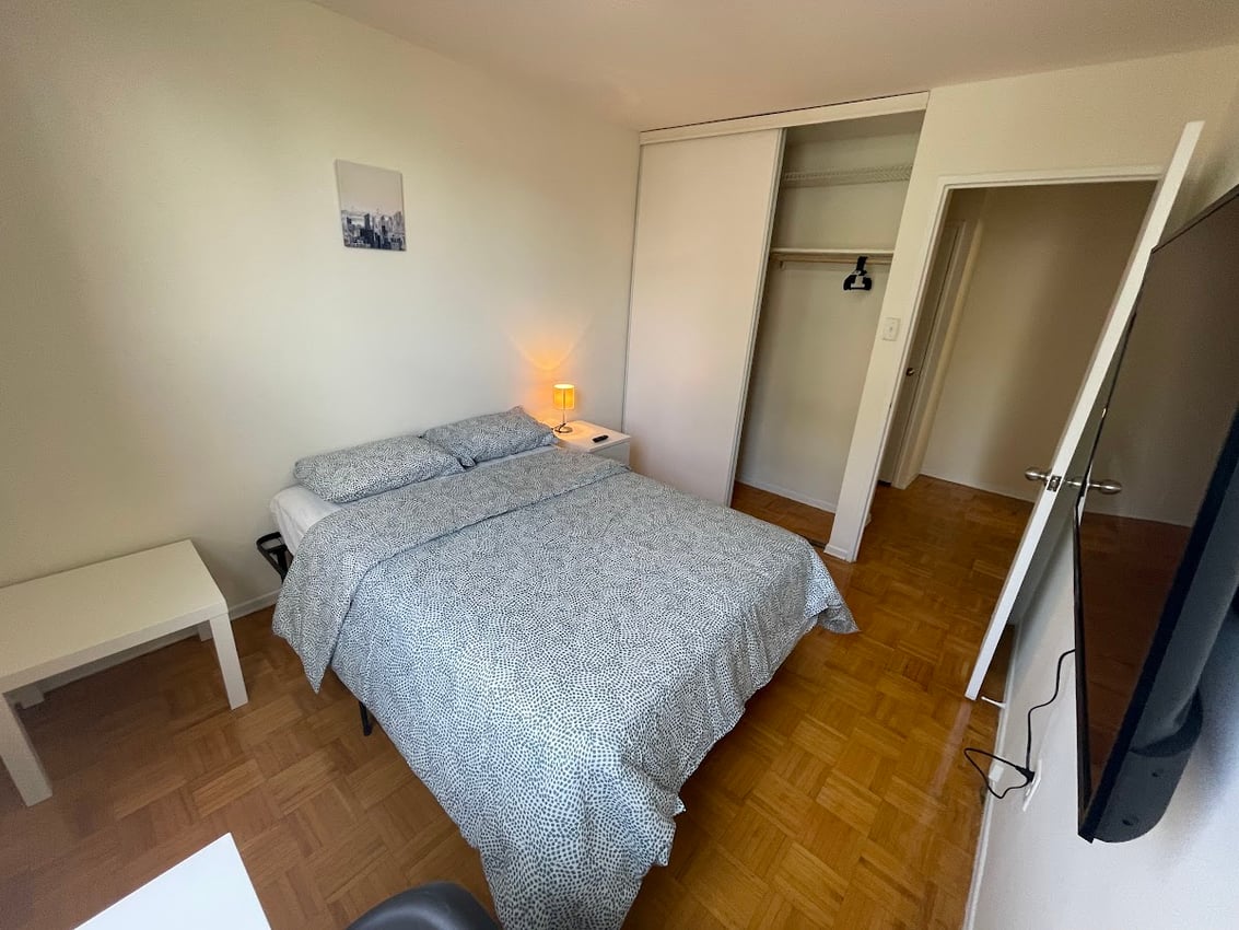  85 - Deluxe Room  -  Flex Room - Carlton St & Homewood Ave  - Gallery -  3