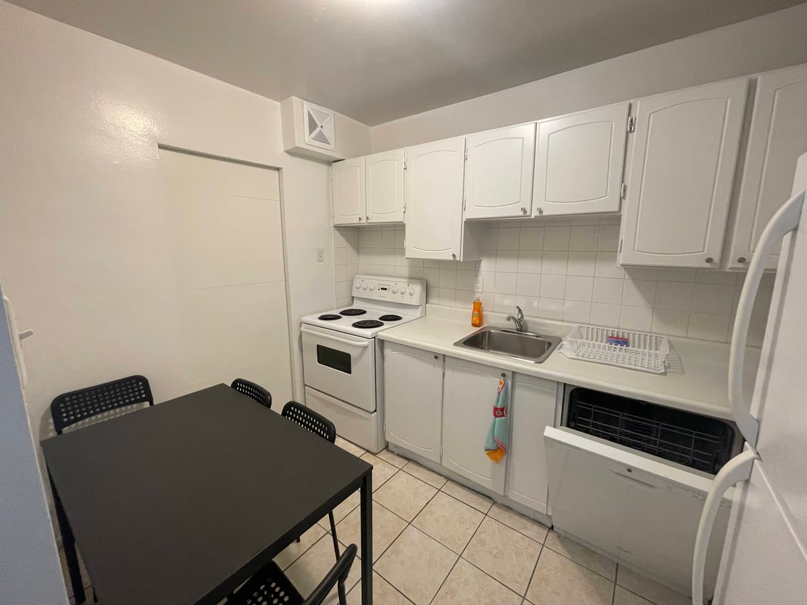  194 - Flex Room With Balcony  -  Flex Room - Carlton St & Homewood Ave  - Gallery -  3