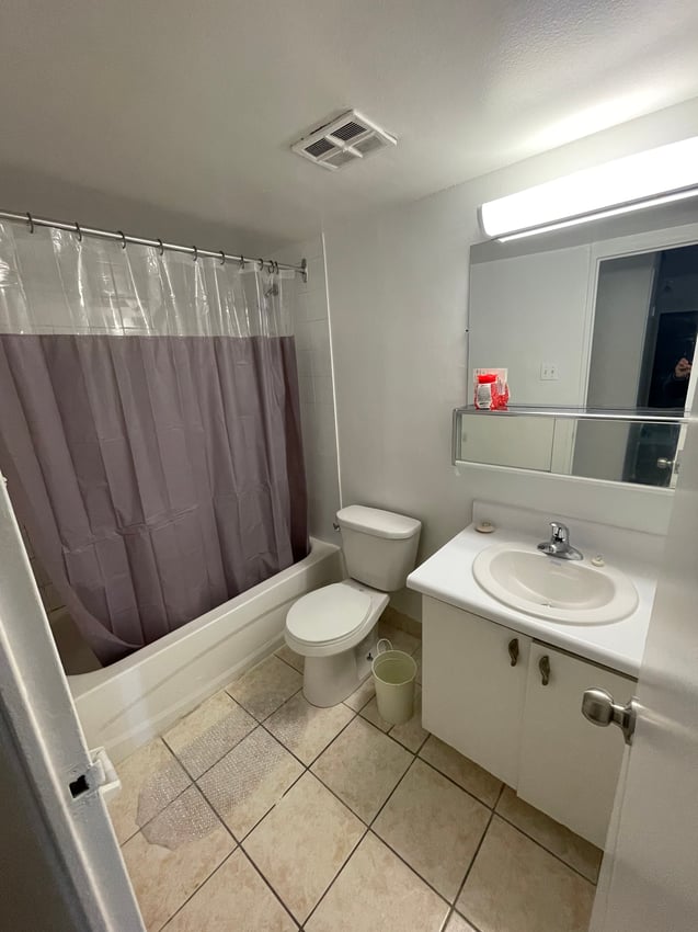 194 - Flex Room With Balcony - Flex Room - Carlton St & Homewood Ave - Gallery - 2