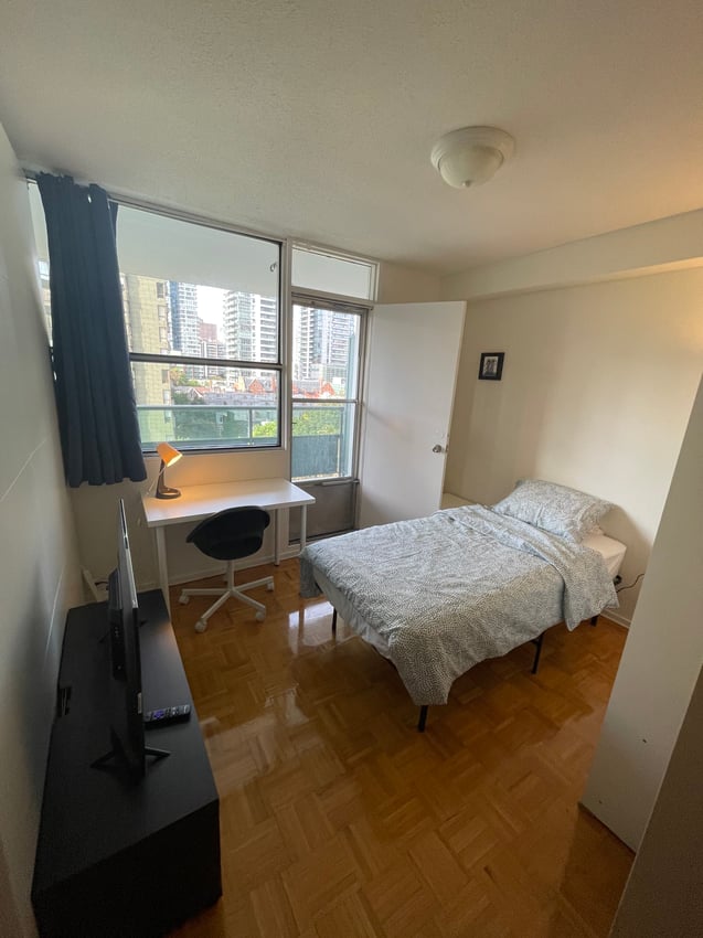  194 - Flex Room With Balcony  -  Flex Room - Carlton St & Homewood Ave  - Gallery -  1