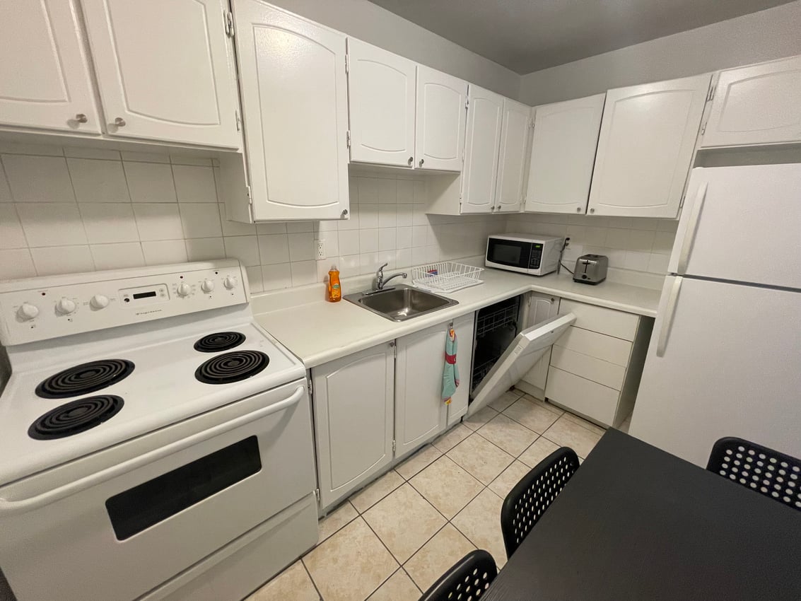 194 - Flex Room With Balcony - Flex Room - Carlton St & Homewood Ave - Gallery - 4