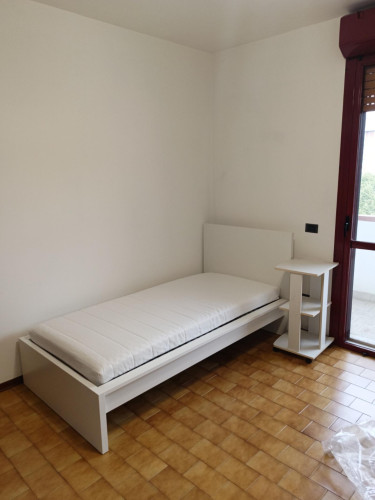 Single bedroom, with balcony, in 3-bedroom apartment