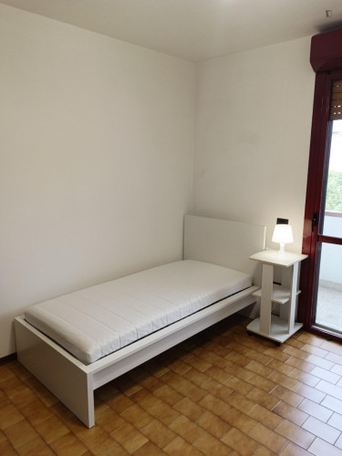Single bedroom, with balcony, in 3-bedroom apartment