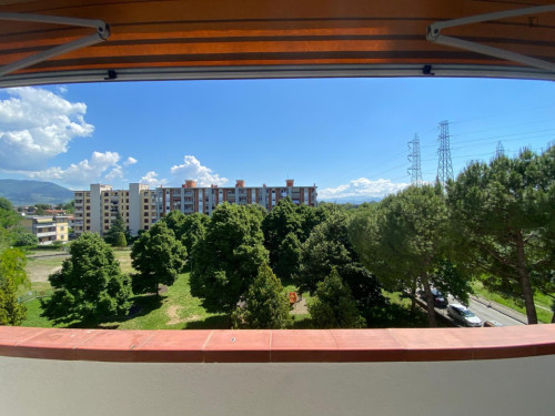 Single bedroom, with balcony, in 3-bedroom apartment