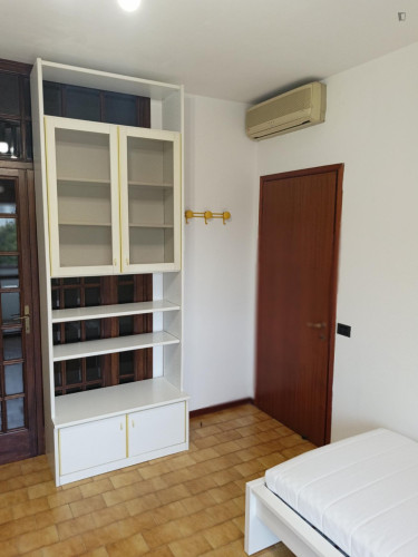 Single bedroom, with balcony, in 3-bedroom apartment