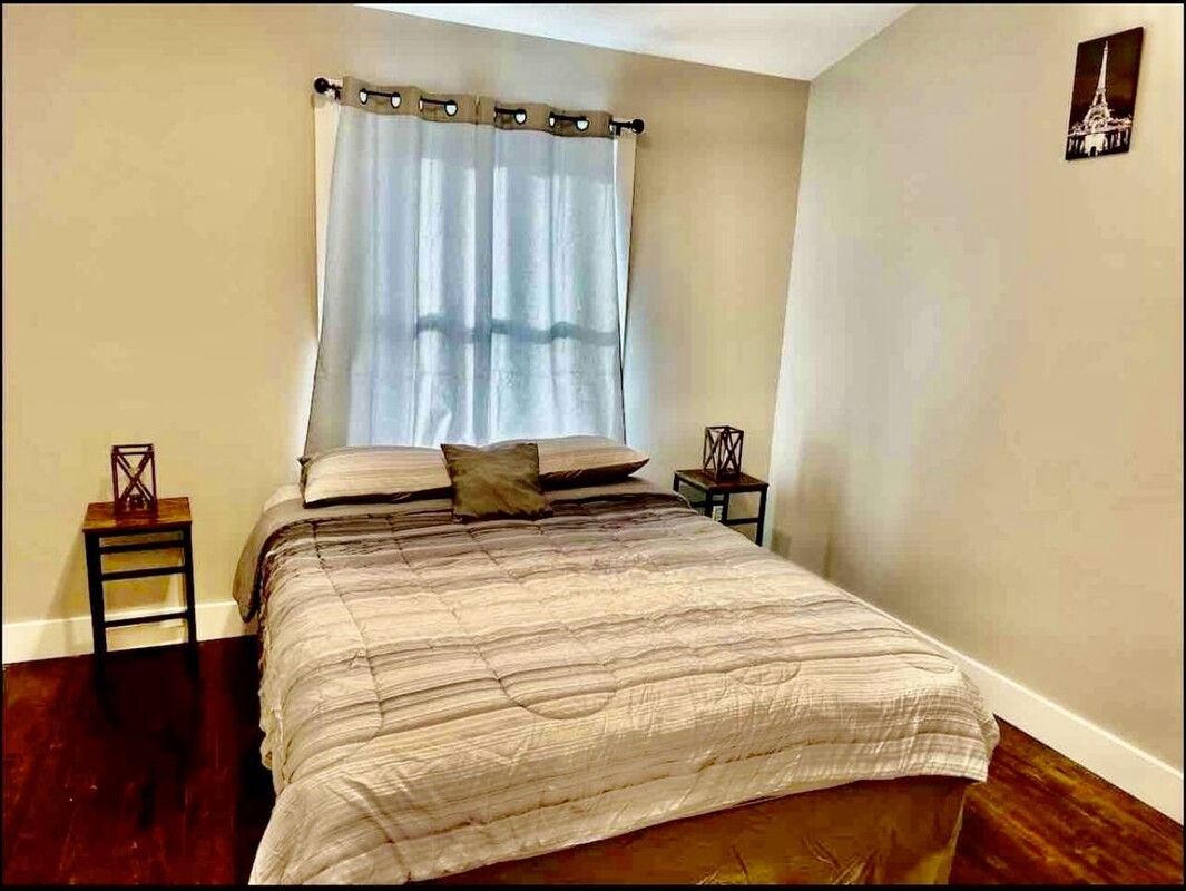 Gorgeous Room At Condo In Heart Of The City!! (Single Bed) - 1