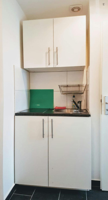 Lovely single bedroom near Rosa-Luxemburg-Platz metro