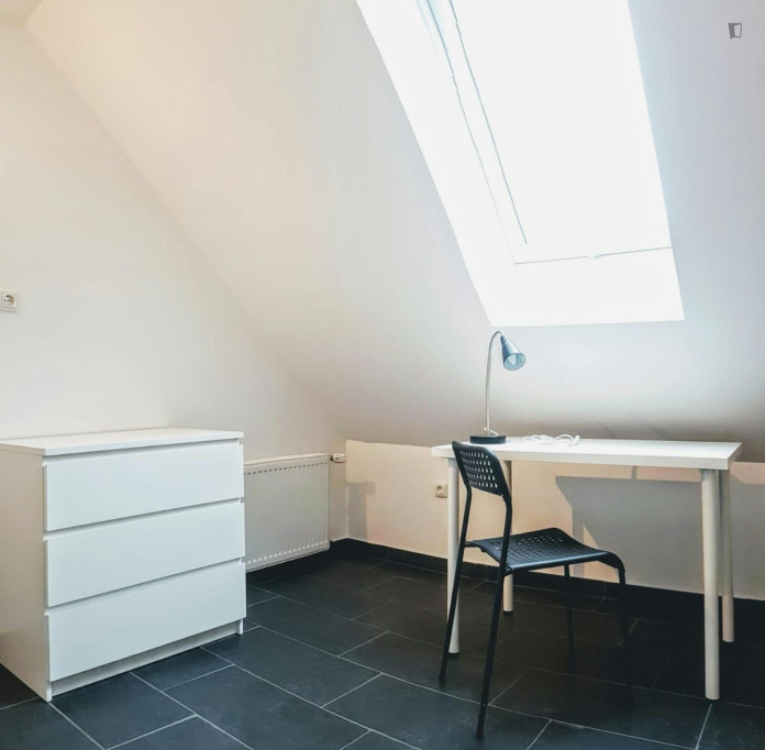 Very nice single bedroom near Rosa-Luxemburg-Platz metro