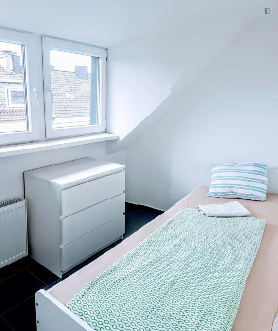 Pleasant single bedroom near Rosa-Luxemburg-Platz metro