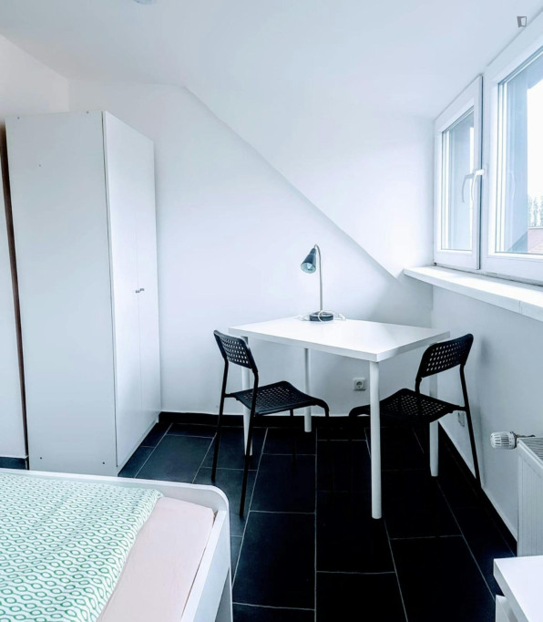 Pleasant single bedroom near Rosa-Luxemburg-Platz metro