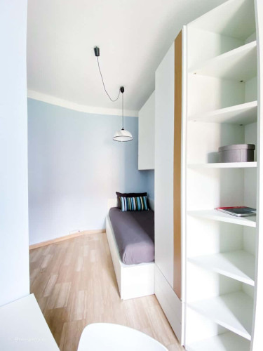 Room in Via Gressoney, Milano for 110 m² with 5 bedrooms