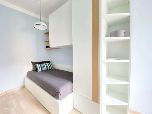 Room in Via Gressoney, Milano for 110 m² with 5 bedrooms