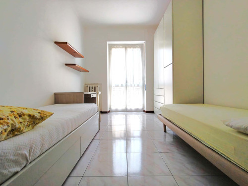 Room in Via Roberto Moroni, Sesto San Giovanni for 80 m² with 2 bedrooms