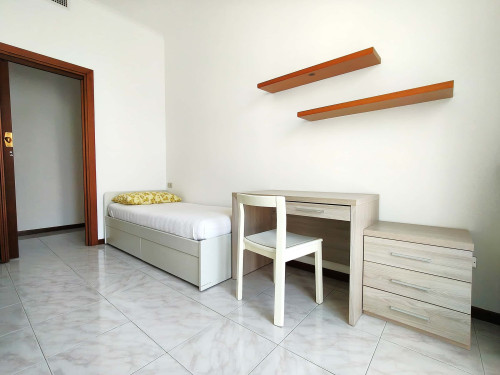 Room in Via Roberto Moroni, Sesto San Giovanni for 80 m² with 2 bedrooms