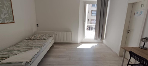 Neat single bedroom close to the Ostentor metro station