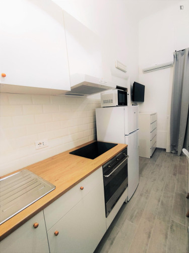 Studio apartment in the Policlino area / Central station
