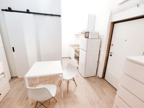 Studio apartment in the Policlino area / Central station - Gallery - 8