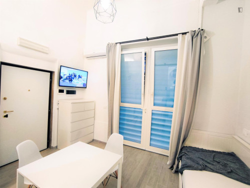 Studio apartment in the Policlino area / Central station - Gallery - 3