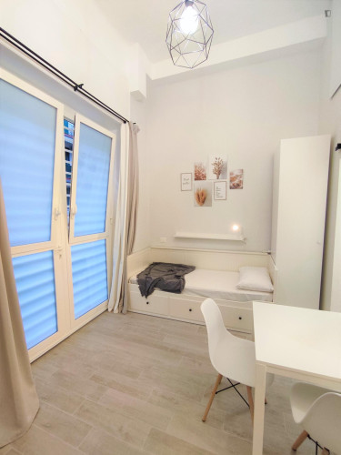 Studio apartment in the Policlino area / Central station - Gallery - 2