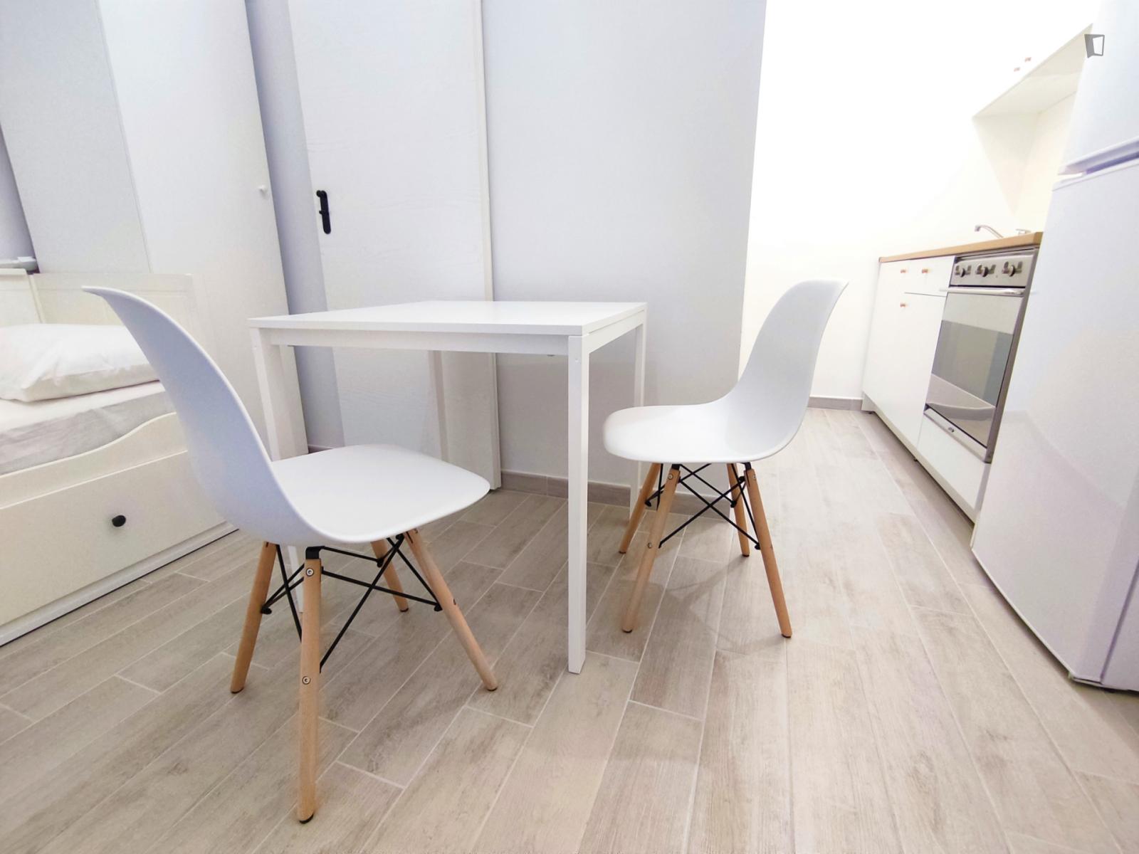 Studio Apartment In The Policlino Area / Central Station - 1