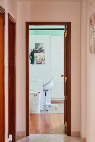 Bright and modern 2-bedroom apartment next to Metro Yellow line