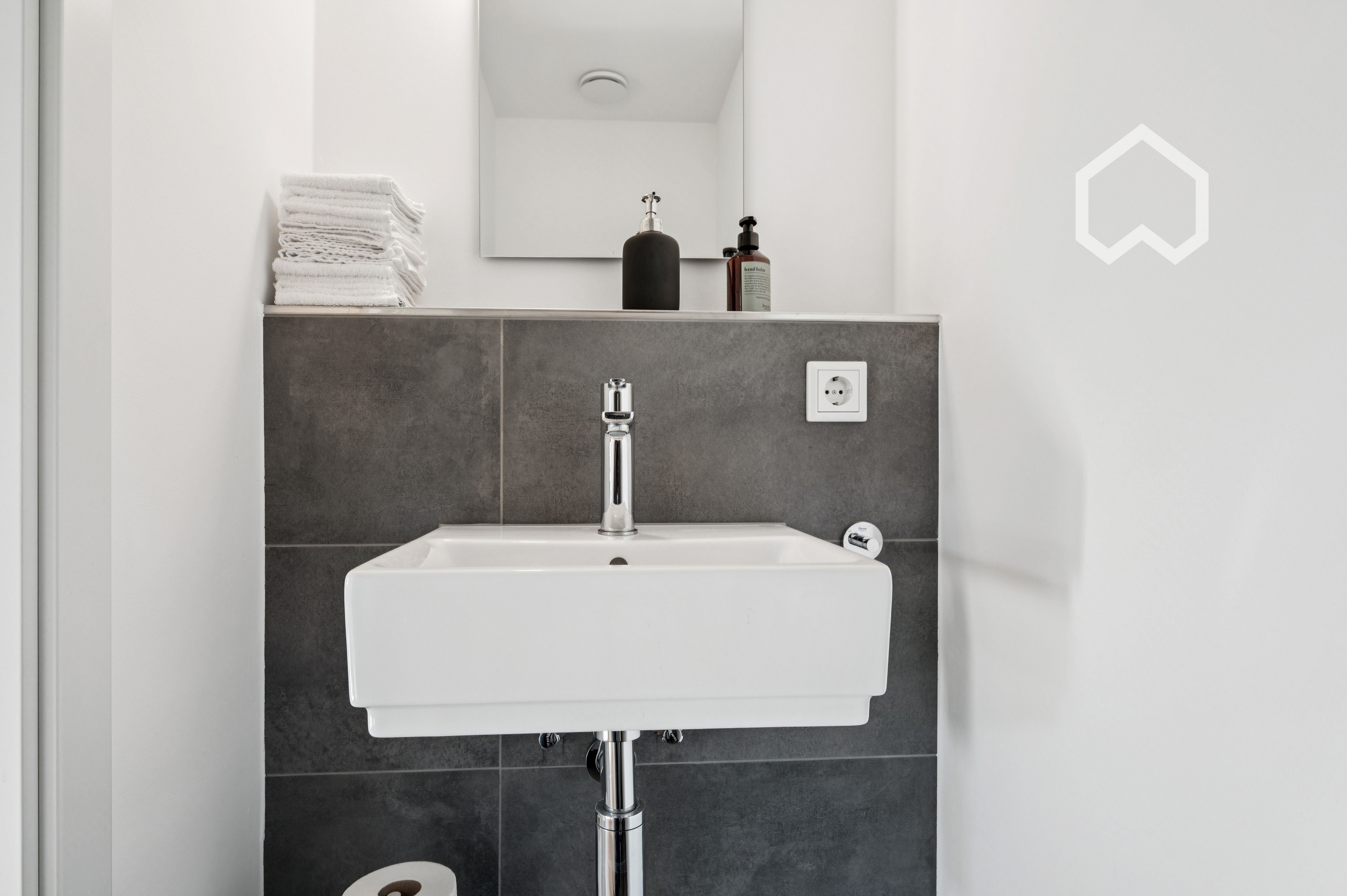  Furnished, Newly Built Apartment W. Heated Floors, Parking Garage And Modern Amenities  -  Furnished, newly built apartment w. heated floors, parking garage and modern amenities  - Gallery -  9