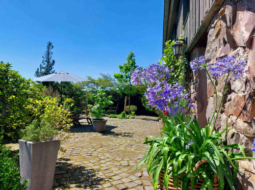 Kleines Haus mit Terrasse und Balkon mitten in der Natur
