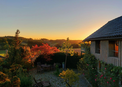 Kleines Haus mit Terrasse und Balkon mitten in der Natur