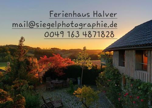 Kleines Haus mit Terrasse und Balkon mitten in der Natur