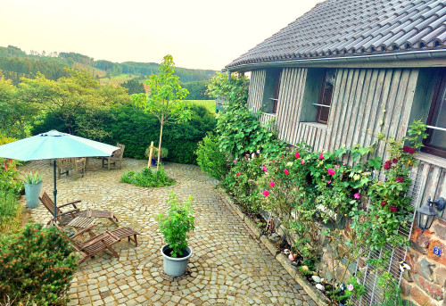 Kleines Haus mit Terrasse und Balkon mitten in der Natur