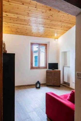 Room in Piazza IV Novembre, Romola for 77 m² with 3 bedrooms