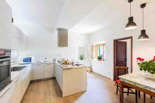 Room in Piazza IV Novembre, Romola for 77 m² with 3 bedrooms