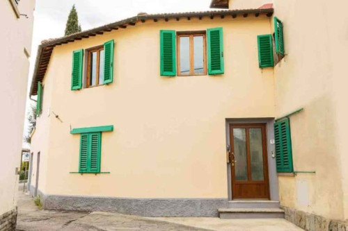 Room in Piazza IV Novembre, Romola for 77 m² with 3 bedrooms