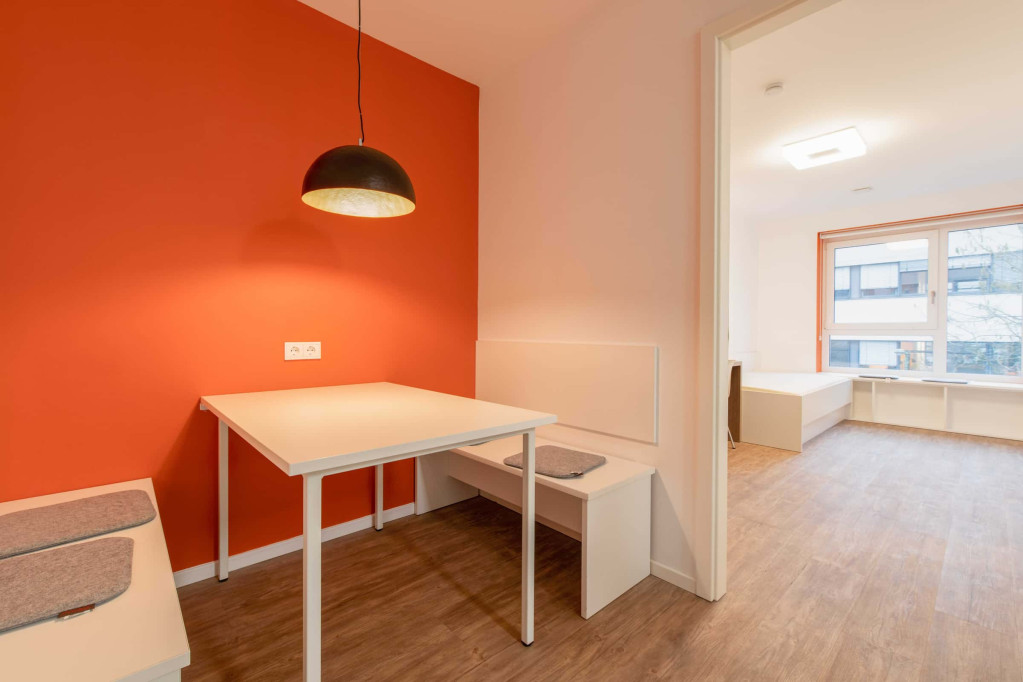 STUDENTS ONLY - Fully furnished private room in a 5 people shared apartment.