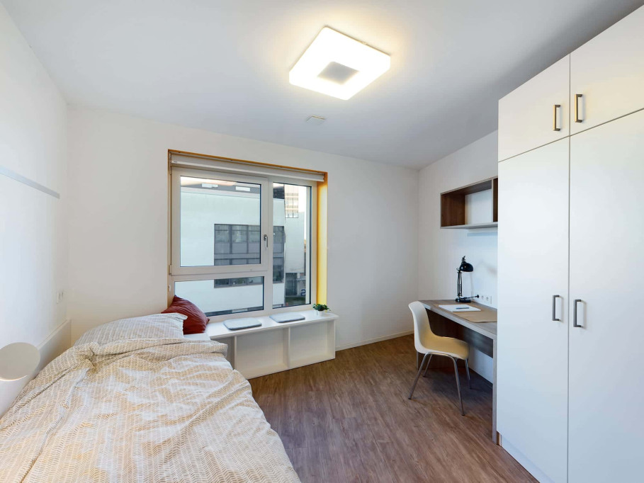 STUDENTS ONLY - Fully furnished private room in a 5 people shared apartment.