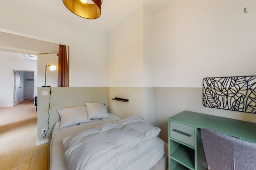 Alluring double bedroom near Meiser station